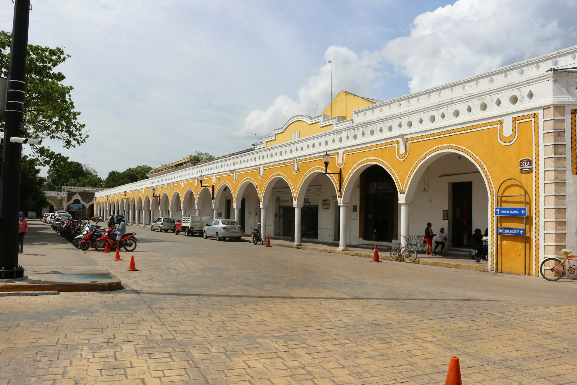 Las Bóvedas with a parking lot