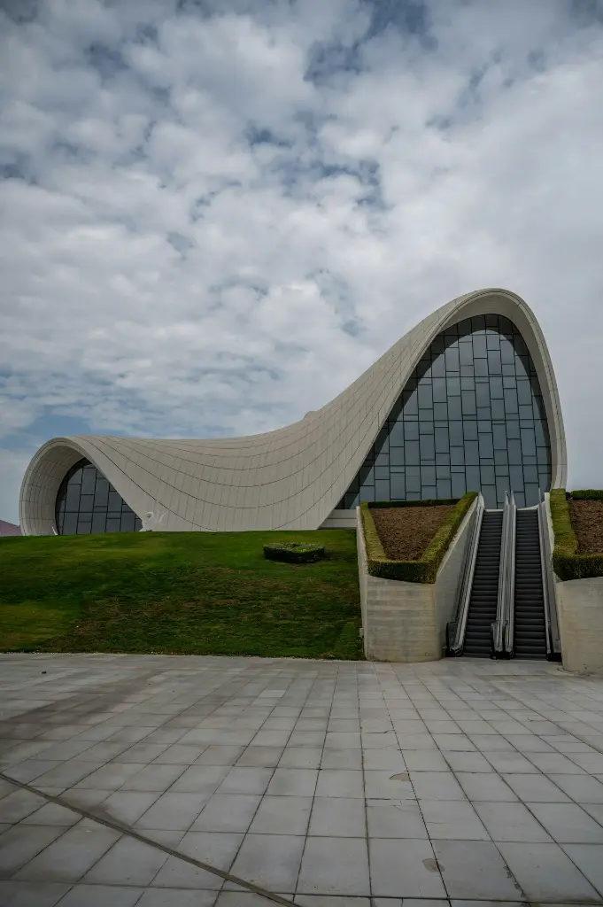 unsplash_nEdLa1cT8ZM_ Heydar Aliyev Centre .webp