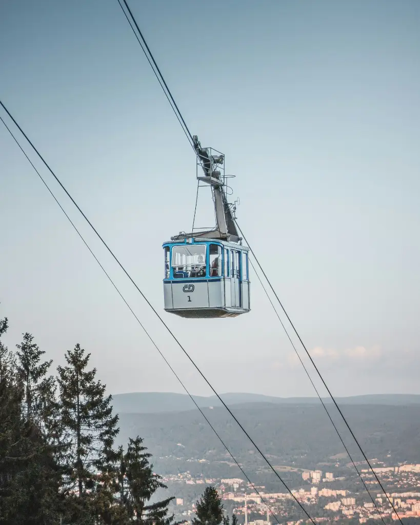 unsplash_xkiJXMaucIM_cable car.webp