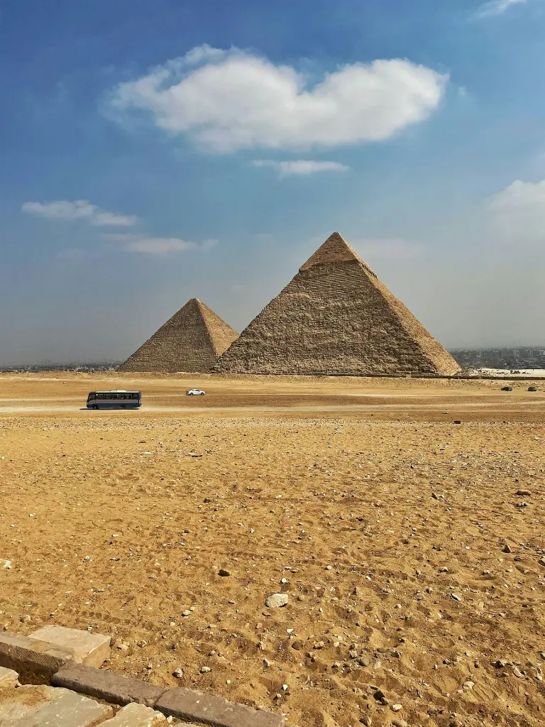 unsplash_QtmUgzrRsCs_three Pyramids of Cheops.webp