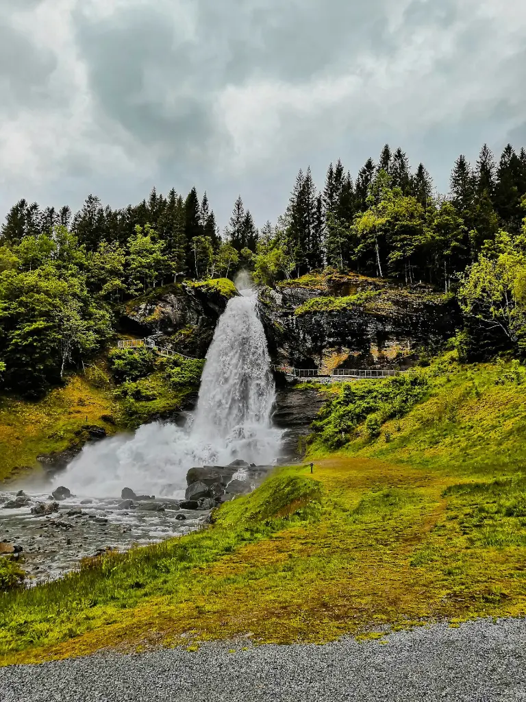 unsplash_wQDlu8CLWHA_NORWAY .webp.jpg