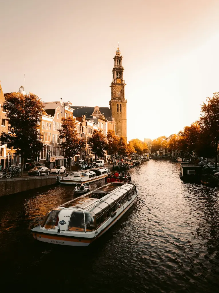 unsplash_H-IRg0ld-2Y_AMSTERDAM.webp