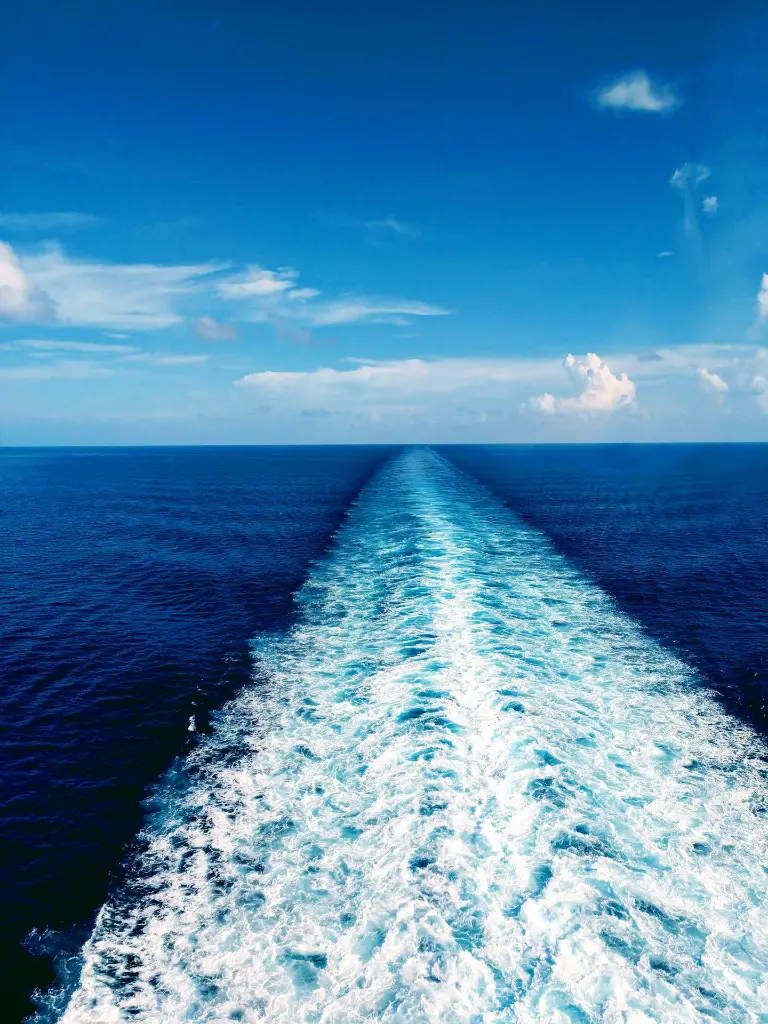 unsplash_5YxFKGl9yOM_Cruise Switzerland.webp.jpg.jpg