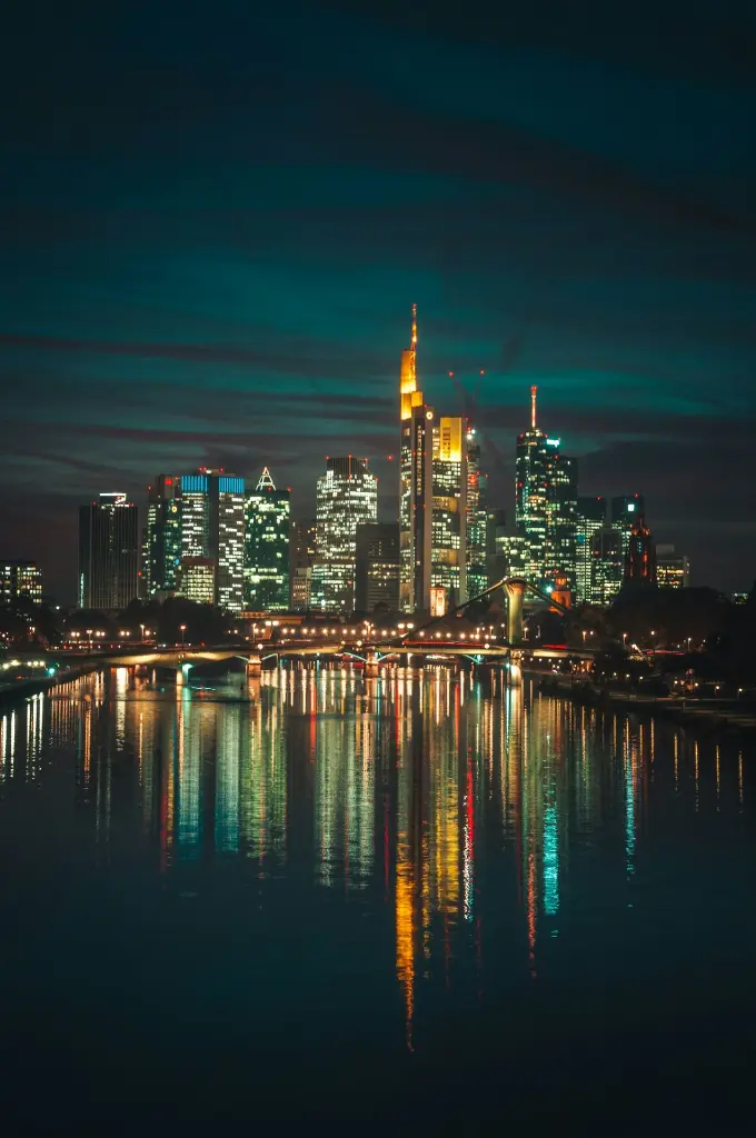 unsplash_4q-o_hCRQCo_FRANKFURT.webp