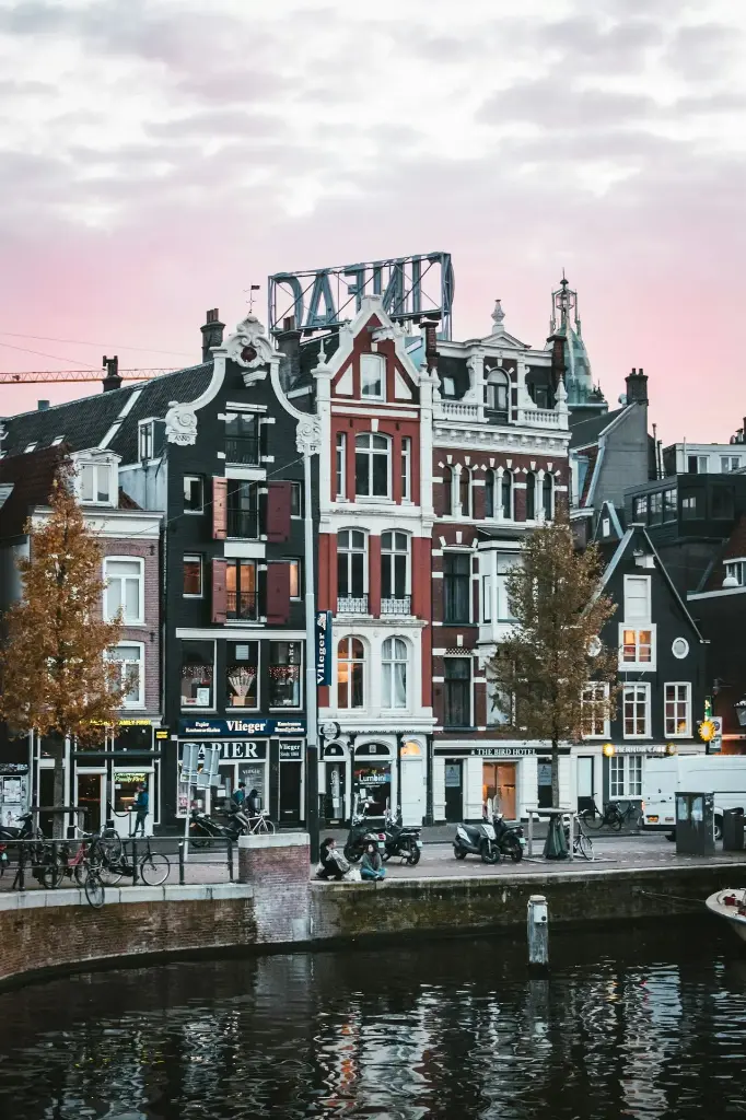 Hospitor : Paris to Amsterdam: A Tale of Two Cities : BELGIUM : FRANCE : THE NETHERLANDS (1, 0, 0, 0)