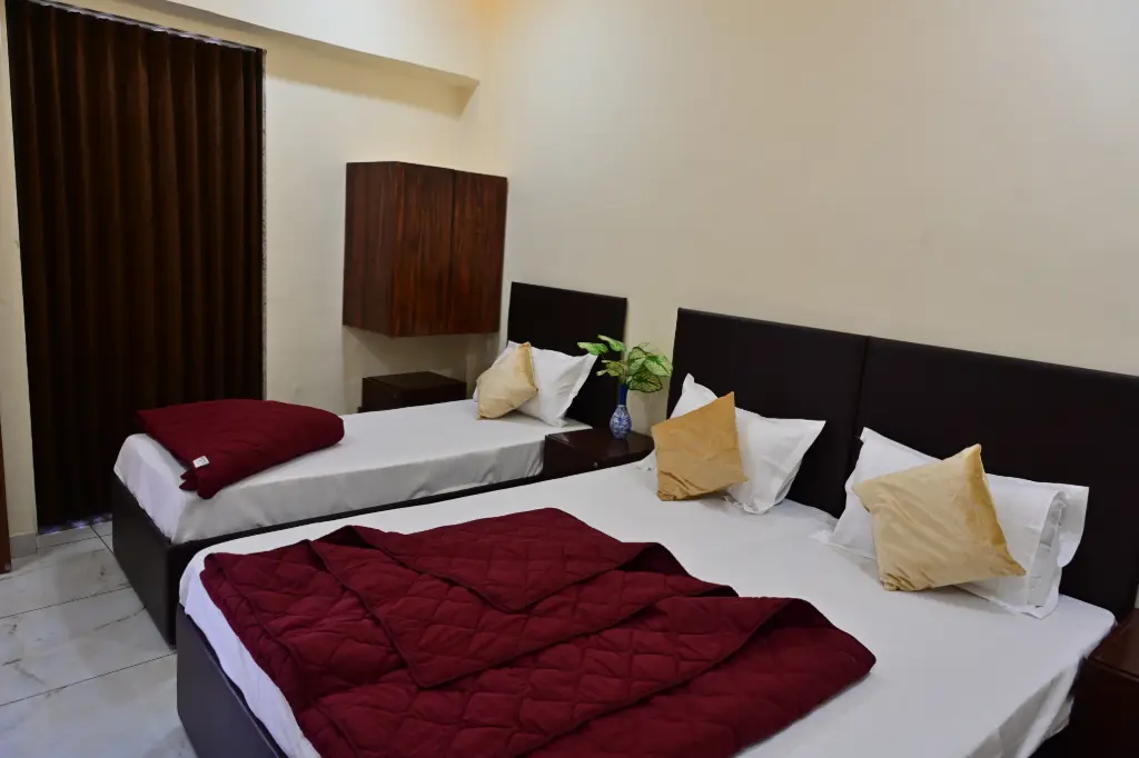 Three Person Room (3, 0)